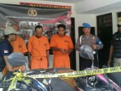 Pelaku dan barang bukti sepeda motor yang diamankan Polsek Denpasar Barat - foto: Istimewa