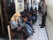 Ketujuh pasangan mesum yang diamankan polisi Kebumen  dalam Operasi Pekat, di beberapa hotel Melati, Kamis (28/9) malam – foto: Sujono/Koranjuri.com