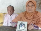 Muh Dail dan Fatonah,  menunjukkan foto Fatimah, TKW asal Pituruh, Purworejo, yang terancam hukuman mati di Malaysia - foto: Sujono/Koranjuri.com