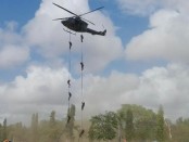 Tim Gultor turun dari helikopter dalam skenario peragaan pembebasan sandera memperingati HUT TNI Ke-72 di Lapangan Puputan Nitimandala, Renon, Denpasar, Kamis, 5 Oktober 2017 - foto: Wahyu Siswadi/Koranjuri.com
