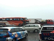 Proses evakuasi bus pariwisata Efisiensi, usai dihantam colt diesel di jl. Deandeles, masuk Desa Wonosari, Ngombol, Purworejo, Jum'at (24/11) - foto: Sujono/Koranjuri.com