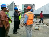 Bupati Purworejo, Agus Bastian, saat meninjau proyek pembangunan pasar Baledono, Jum'at (3/11) - foto: Sujono/Koranjuri.com