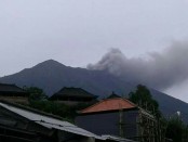 Letusan Gunung Agung Selasa, 21 November 2017 Pukul 17.05 WITA terlihat dari Desa Besakih - foto: FB BNPB