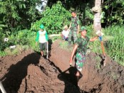 Koramil 1610-02/Banjarangkan membantu petani membersihkan Subak - foto: Istimewa