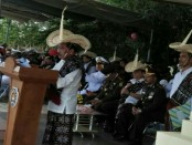 Sejumlah peserta upacara memperingati hari pahlawan di Kabupaten Rote Ndao mengenakan busana tradisional lengkap dengan topi khas, Ti'i Langa, Jumat, 10 November 2017 - foto: Isak Doris Faot/Koranjuri.com
