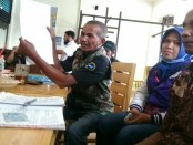 Tim sukses calon kades Arti Wibi Mulyati, saat menunjukkan beberapa kejanggalan dalam proses pilkades Desa Aglik, Grabag, Kamis (30/11) - foto: Sujono/Koranjuri.com