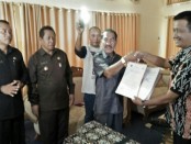 Bupati Rote Ndao, Leonard Haning menandatangani MoU Anti Korupsi dengan Kejari Ba'a - foto: Izak Doris Faot/Koranjuri.com