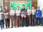 Para siswa SMK N 1 Purworejo peraih medali emas dan perunggu dalam lomba LKS tingkat Propinsi Jateng, foto bersama guru pembimbing dan Kepala SMK N 1 Purworejo, Budiyono, SPd, MPd. - foto: Sujono/Koranjuri.com