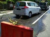 Barikade di sekitar kebocoran pipa DSDP di Jalan Raya Kuta, untuk menghindarkan pengguna jalan dari kecelakaan. Sementara, limbah cair tampak meluap ke jalan raya - foto: Istimewa