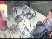 Rekaman CCTV yang menunjukkan pelaku menyerang pengunjung swalayan - foto: screenshot