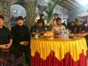 calon wakil gubernur Tjokorda Oka Arta Ardana Sukawati (Cok Ace) menghadiri undangan ngaben massal di desa tersebut, Kamis (22/2/2018) - foto: Istimewa