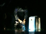 Tas yang diduga berisi bom, saat dievakuasi anggota Brimob, Kutoarjo - foto: Sujono/Koranjuri.com