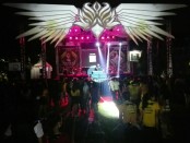 Tata panggung Festival Karmany (FKS) X SMANSA dengan menyulap halaman SMA Negeri 1 Denpasar menjadi arena konser - foto: Koranjuri.com