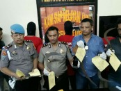 Kepolisian Sektor Tambun Bekasi menunjukkan barang bukti tawuran pelajar dengan korban satu orang menderita luka bacok di paha dan lengan - foto: Bob/Koranjuri.com