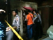 Polisi saat melakukan olah TKP di rumah korban, di Dukuh Sucen, RT 02 RW 03, Desa Semawung, Purworejo, Senin (5/3) - foto: Sujono/Koranjuri.com