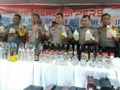 Polda Metro Jaya gelar hasil razia peredaran minuman keras oplosan dari 147 tempat kejadian perkara pada periode Maret dan April 2018 - foto: Bob/Koranjuri.com