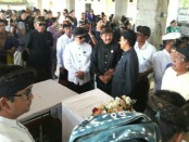 Calon Wakil Gubernur Bali nomer urut 1, Tjok Oka Artha Ardhana Sukawati (Cok Ace), menghadiri kremasi maestro tari Gusti Ayu Raka Rasmi - foto: Istimewa