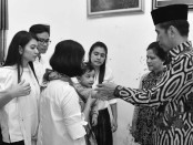 Presiden Jokowi Widodo bersama Ibu Negara Iriana Jokowi Widodo melayat ke rumah duka almarhum Ignatius Didit Supriyadi, Selasa 3 April 2018 - foto: Istimewa
