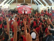 Ribuan warga Tejakula, Buleleng menunggu kedatangan Koster pulang ke kampung halaman - foto: Istimewa