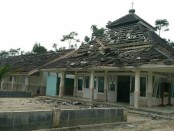 Sebuah masjid rusak akibat dampak gempa berkekuatan 4,4 SR pada kedalaman 4 km dengan jarak 52 kilometer Utara Kebumen - foto: Istimewa