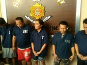 Kelima anggota komplotan penjahat pengganjal ATM, yang dikenal dengan kelompok Bandung, berhasil diringkus Satreskrim Polres Purworejo - foto: Sujono/Koranjuri.com