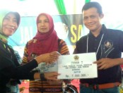 Jazid Bastomi, saat menerima piala juara satu Lomba Pameran Produk Unggulan dan Potensi Jateng - foto: Sujono/Koranjuri.com