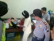 Bayi laki-laki hasil hugel, yang dibuang ibu kandungnya di Kebumen, sedang menjalani pemeriksaan medis - foto: Sujono/Koranjuri.com