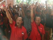 Ratusan warga Desa Pakramana Kayu Putih, Desa Sinala, Kecamatan Sukasada, Kabupaten Buleleng, Selasa (11/6) - foto: Istimewa