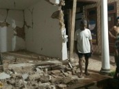 Sejumlah rumah rusak akibat gempa 4,8 SR yang mengguncang Sumenep, Jawa Timur - foto: Istimewa