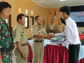 Penyerahan seragam pada perwakilan peserta, menandai dimulainya Pelatihan Ketrampilan Berbasis Kompetensi Angkatan Ketiga, yang diselenggarakan UPT-BLK Cangkrep, Purworejo - foto: Sujono/Koranjuri.com