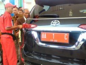 Dirut PT Eka Karya Asta Jaya, Tugiman Eko Wiyono, saat mengisi Pertamax ke mobil dinas Bupati Purworejo, sebagai tanda beroperasinya SPBU Kentengrejo, Sabtu (21/7) - foto: Sujono/Koranjuri.com
