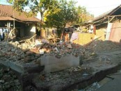 Kondisi rumah yang rata dengan tanah akibat gempa pada jarak 47 km arah timur laut Kota Mataram, Provinsi Nusa Tenggara Barat dengan kedalaman 24 km, Minggu, 29 Juli 2018 - foto: Istimewa