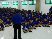 Peserta didik baru di SMP Dwijendra mengikuti Masa Pengenalan Linkungan Sekolah - foto: Koranjuri.com