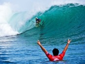 Aksi salah satu surfer dalam perhelatan ‘Rip Curl Cup 2018’ - foto: Istimewa