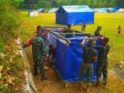 TNI mendirikan tenda MCK untuk para pengungsi di Desa Jeringo, Kecamatan Gunung Sari, Kabupaten Lombok Barat - foto: Istimewa