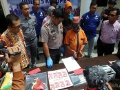 SR, tersangka pengedar uang palsu asal Jakarta Timur, kini ditahan di Mapolres Kebumen dengan sejumlah barang bukti - foto: Sujono/Koranjuri.com