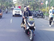 Dengan mata tertutup rapat, spiritualis asal Bali Jro Master Made Bayu Gendeng berkeliling Denpasar dengan menggunakan sepeda motor - foto: Koranjuri.com