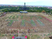 Goyang Gemu Famire yang dilakukan ribuan orang dalam rangkaian peringatan HUT TNI Ke-73 di Lapangan Puputan, Renon, Denpasar - foto: Istimewa