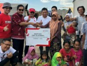 Direktur Utama Telkomsel Ririek Adriansyah (tengah) secara simbolis menyerahkan bantuan logistik di posko pengungsian Kabupaten Lombok Utara - foto: Ari Wulandari/Koranjuri.com