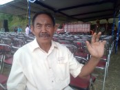 Mbah Saman, menunjukan dua jari tanganya yang hilang - foto: Koranjuri.com