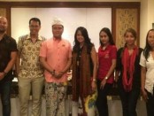 Dady Primady Muljadi (ketiga dari kiri) didampingi para desainer Ayodya Batik Festival 2018 - foto: Ari Wulandari/Koranjuri.com