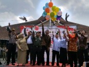 Pelepasan balon dan burung merpati, menandai Deklarasi Kampanye Damai Pemilu 2019 di Kabupaten Purworejo, Senin (1/10) - foto: Sujono/Koranjuri.com