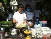 Stan penjualan makanan yang dikelola oleh siswa-siswi SMA PGRI 2 Denpasar - foto: Istimewa