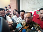 Gubernur Bali I Wayan Koster menghadiri puncak peringatan HUT PGRI dan Hari Guru Nasional tahun 2018 di Art Center Denpasar, Senin, 26 November 2018 - foto: Koranjuri.com