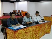 Made Sumitra Candra Jaya bersama tim kuasa hukumnya menggelar keterangan pers, Kamis, 29 November 2018 - foto: Koranjuri.com