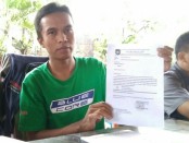 Rahmat Adhi Wibowo, menunjukkan surat pemecatan dirinya dan ketiga temannya yang dinilai tidak sesuai prosedur - foto: Sujono/Koranjuri.com