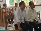 Kedua terdakwa  Hartono (kiri) dan I Gusti Arya Dirawan saat mendengarkan pembacaan dakwaan dari jaksa penuntut umum pada sidang, Kamis (6/12/18) - foto: Istimewa