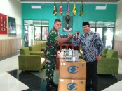 Bambang Sutrisno, anggota Komisi X DPR RI, saat memberikan bantuan buku kepada Yonif Mek 412 Purworejo, dan diterima oleh Kakorum Yonif Mek 412, Kapten Inf Agung PR, Selasa (18/12) - foto: Sujono/Koranjuri.com