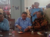 Keterangan foto: Eko Galgendu makan bersama wakil ketua DPR RI Fadlizon di rumah makan tengkleng galgendu solo utara./ Foto:koranjuri.com