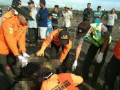 Proses evakuasi korban saat ditemukan - foto: Sujono/Koranjuri.com